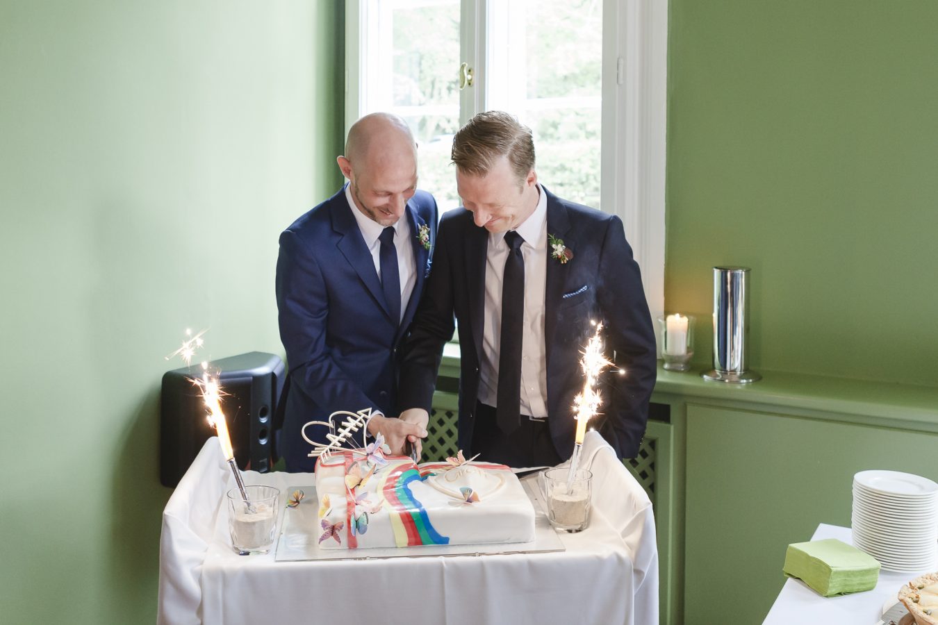 Hochzeitsfotograf Hamburg - schwules Brautpaar schneidet Hochzeitstorte an