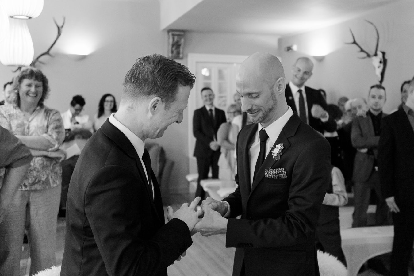 Hochzeitsfotograf Hamburg - schwules Brautpaar steckt sich die Ringe an