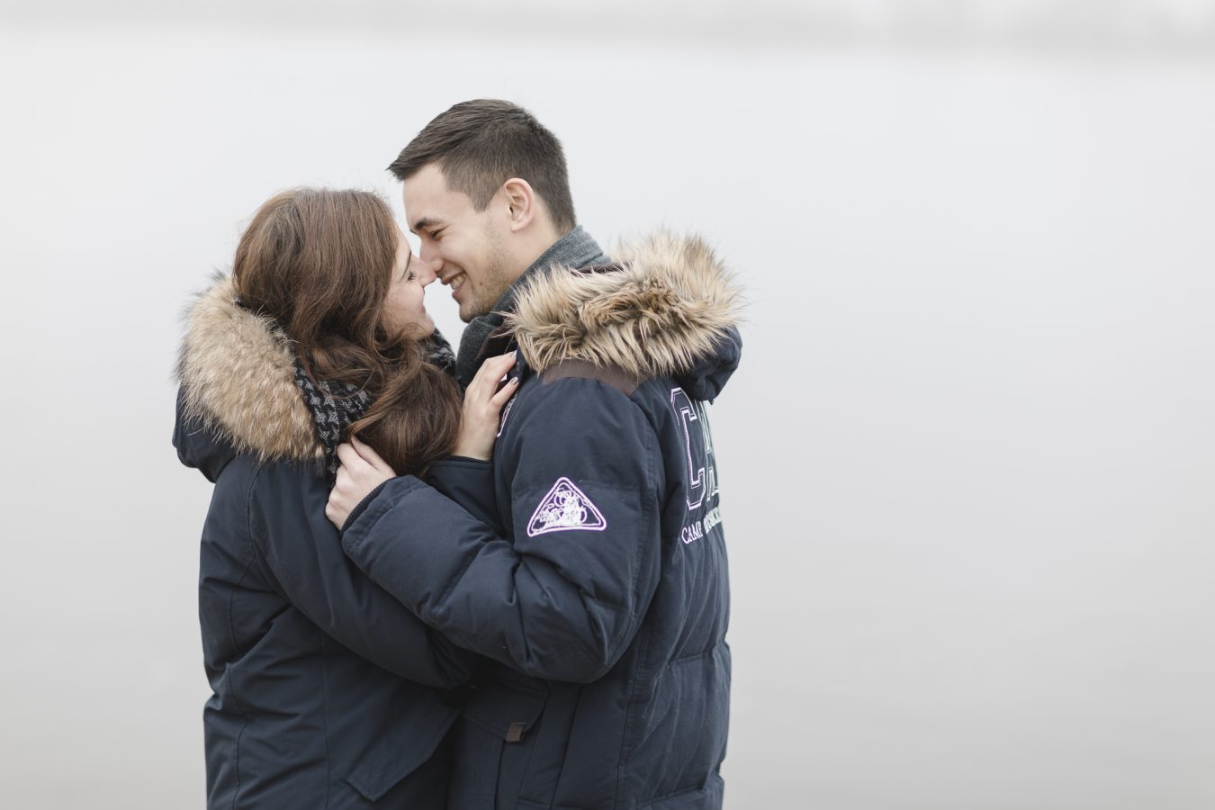 Paarshooting Hamburg - Paar in dicken Jacken küsst sich fast