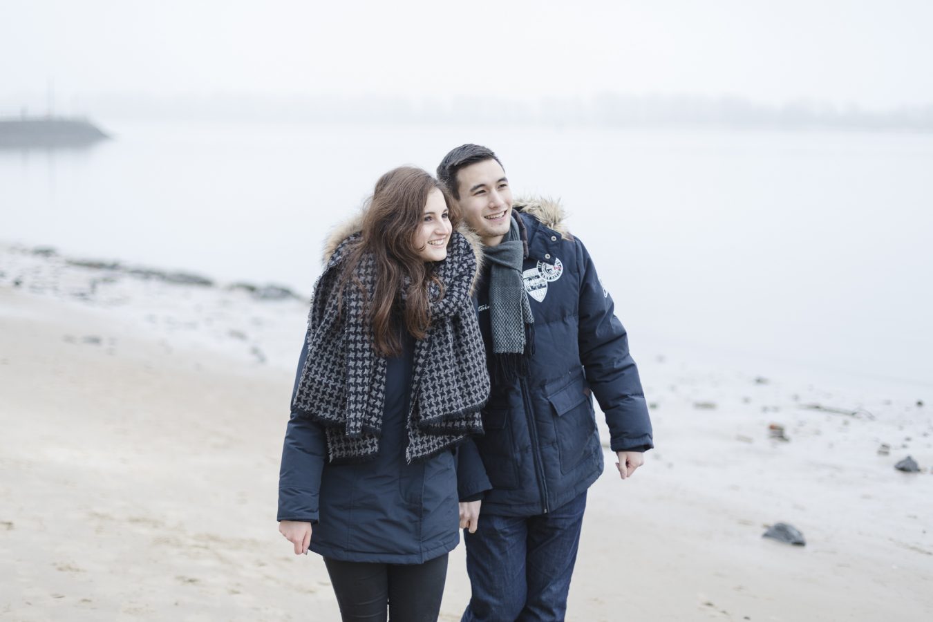Paarshooting Hamburg - Paar in dicken Jacken geht gemeinsam am Strand entlang