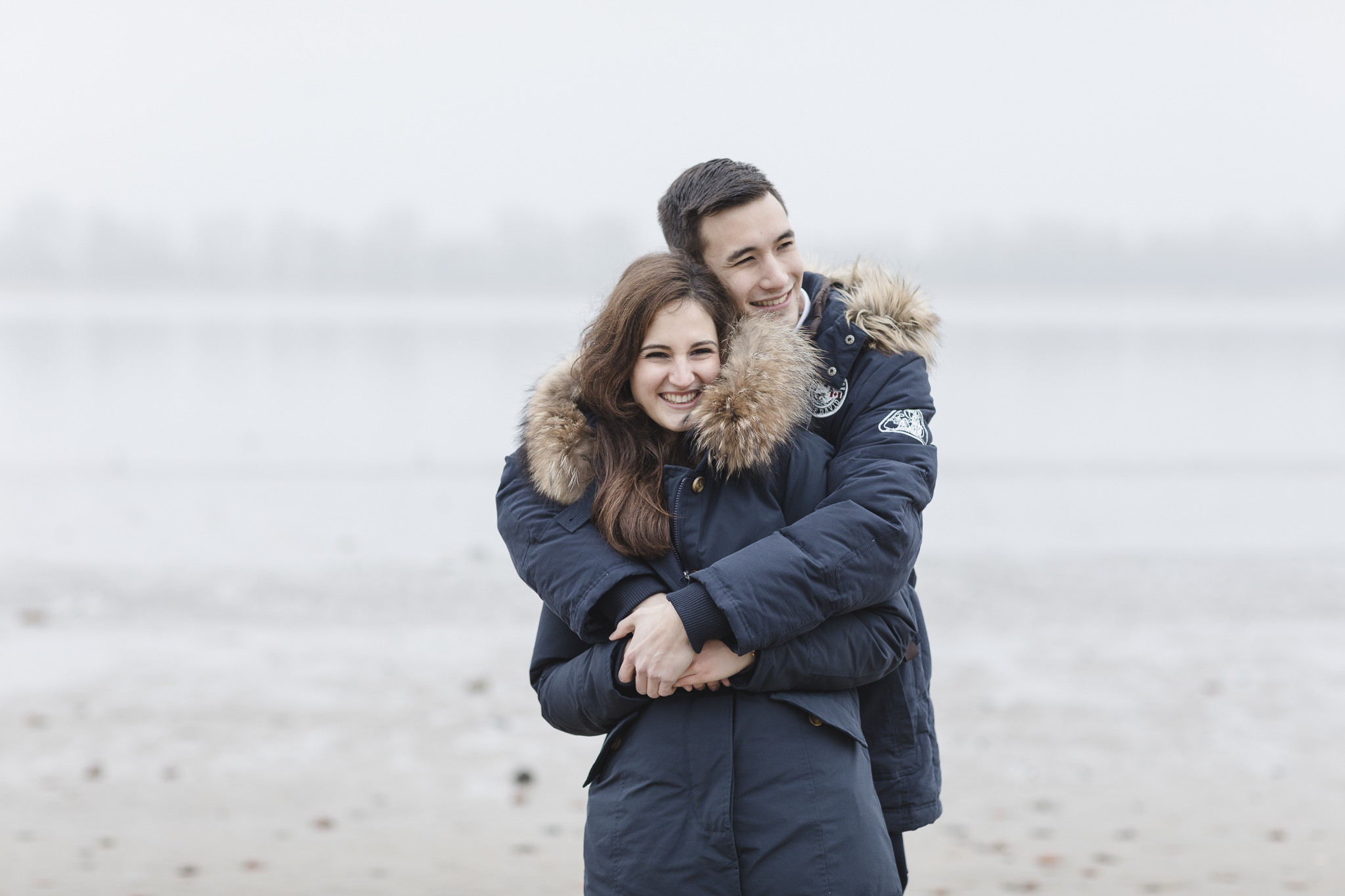 Paarshooting Hamburg - Paar in dicken Jacken kuschelt sich aneinander