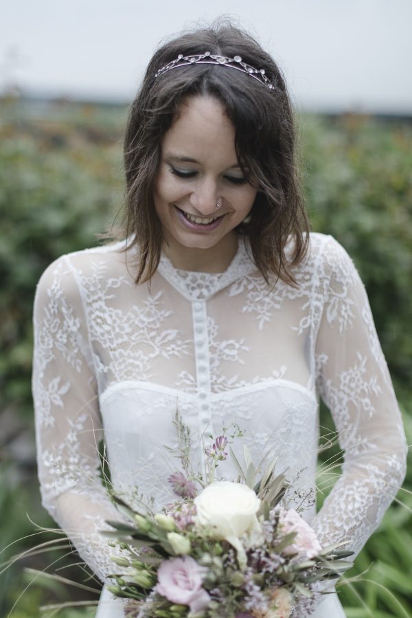 Hochzeitsfotograf Hamburg - Braut betrachtet lächelnd ihren Strauß