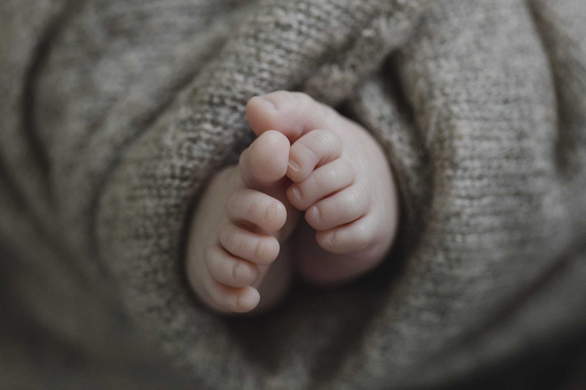 Babyfotos Hamburg - Babyfüße in Decke eingewickelt