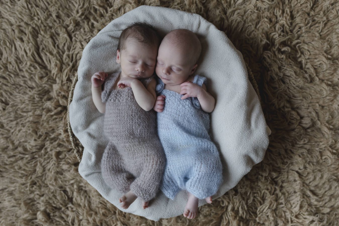 Babyfotograf Hamburg - Zwillingsjung liegen nebeneinander im Körbchen und schlafen
