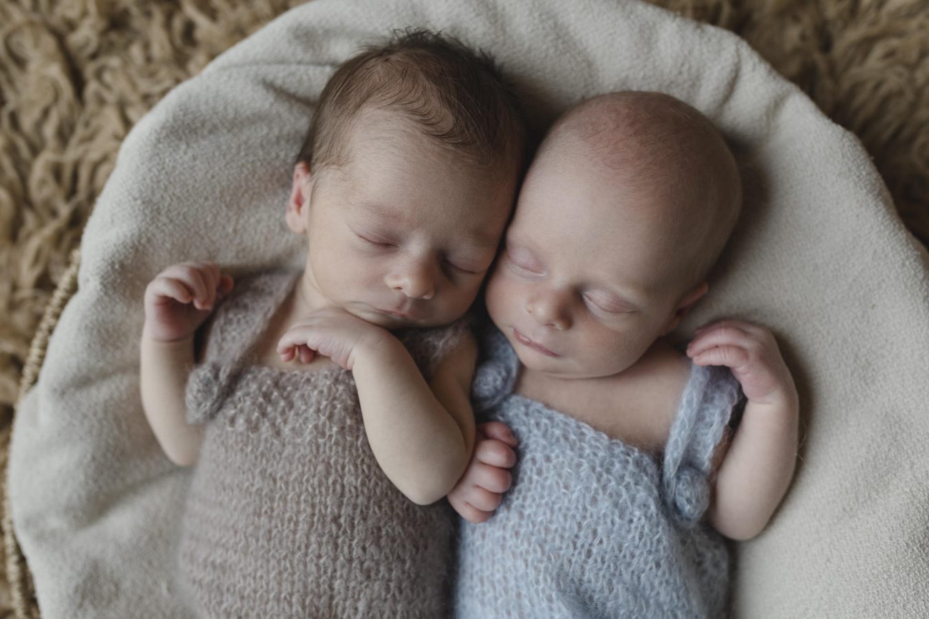 Babyfotograf Hamburg - Zwillinge liegen schlafend im Körbchen
