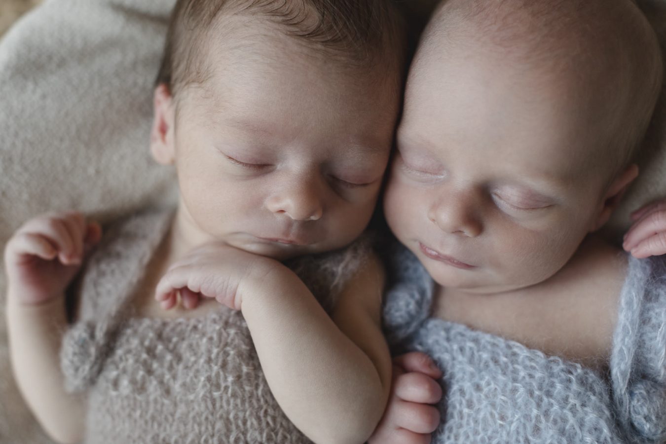 Babyfotograf Hamburg - Zwillinge liegen eng aneinander gekuschelt