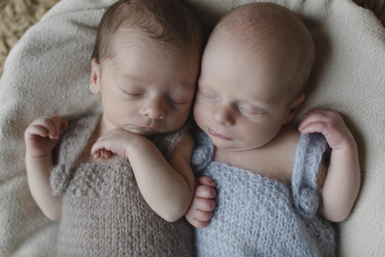 Babyfotograf Hamburg - Zwillinge liegen schlafend nebeneinander