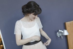 Hochzeitsfotograf Hamburg - Braut bindet ihren Gürtel