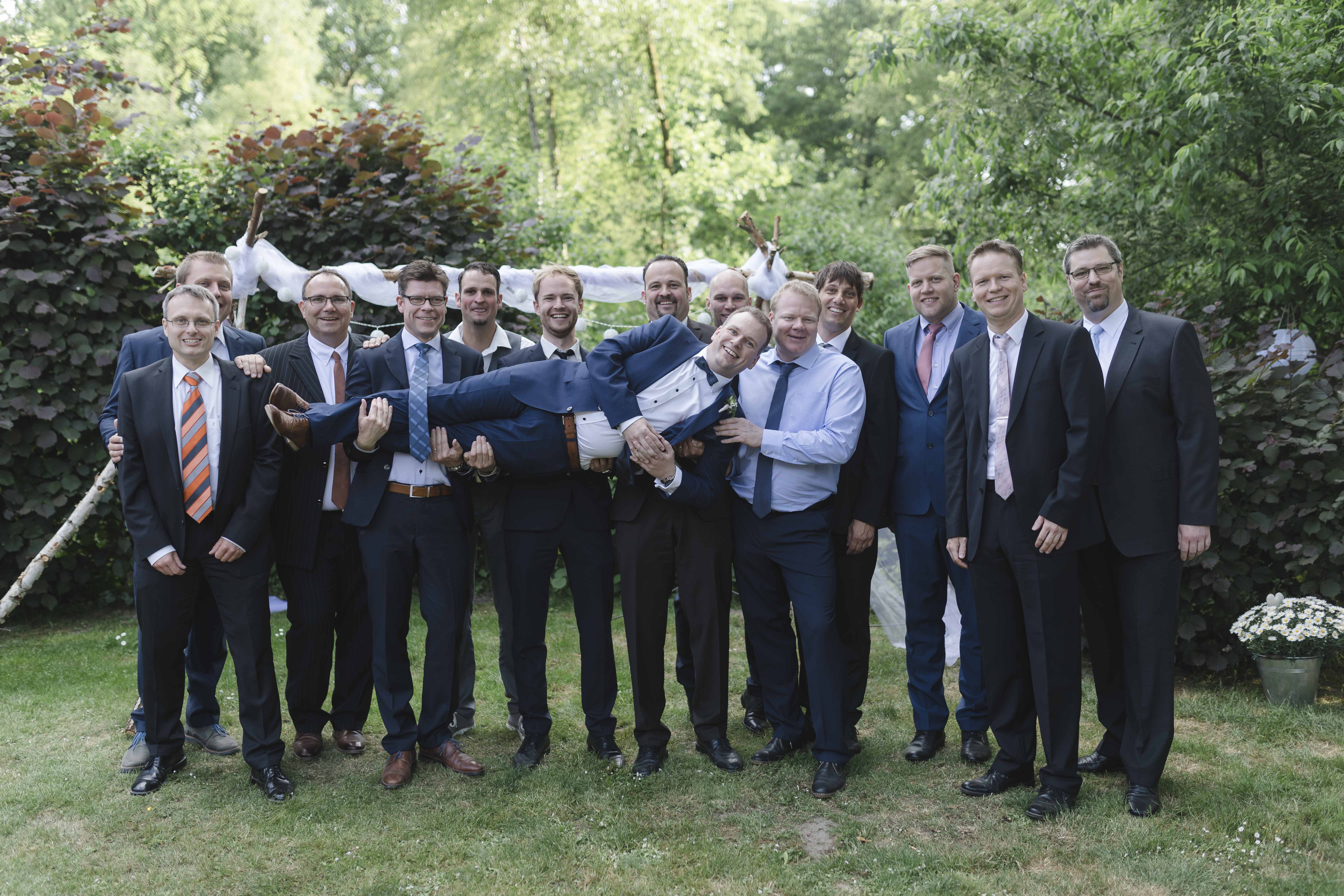 Gruppenfotos am Hochzeitstag - die Männerrunde