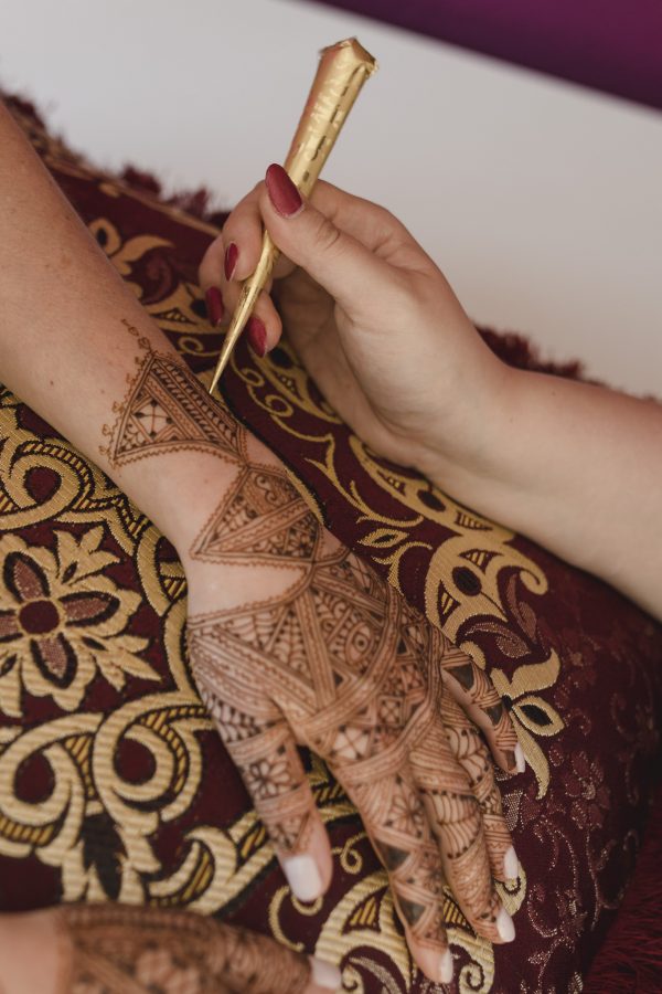 Das Henna Tattoo der Braut wird gemalt