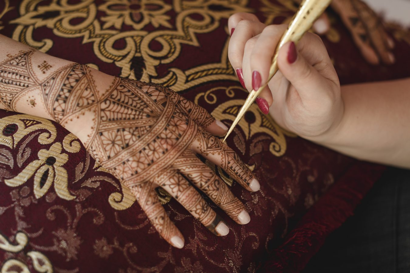 Das Henna Tattoo der Braut wird gemalt