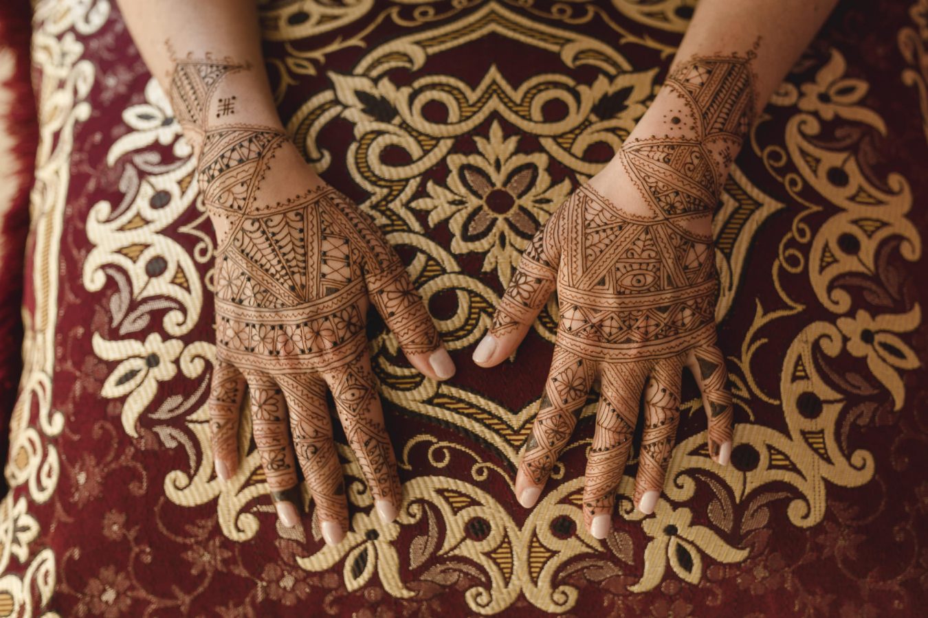 fertiges Henna Tattoo an beiden Händen