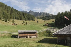 der Ausblick von der Gompm Alm auf die Südtiroler Berger