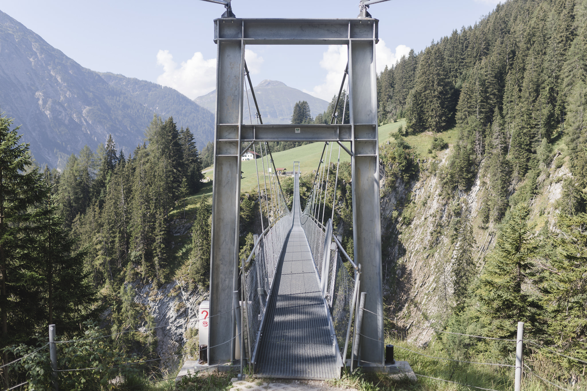 auf dem Weg zur Memminger Hütte ging's in Holzgau über eine große Hängebrücke