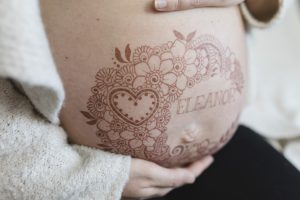 Babyfotografie Hamburg - Henna Tattoo auf dem Babybauch
