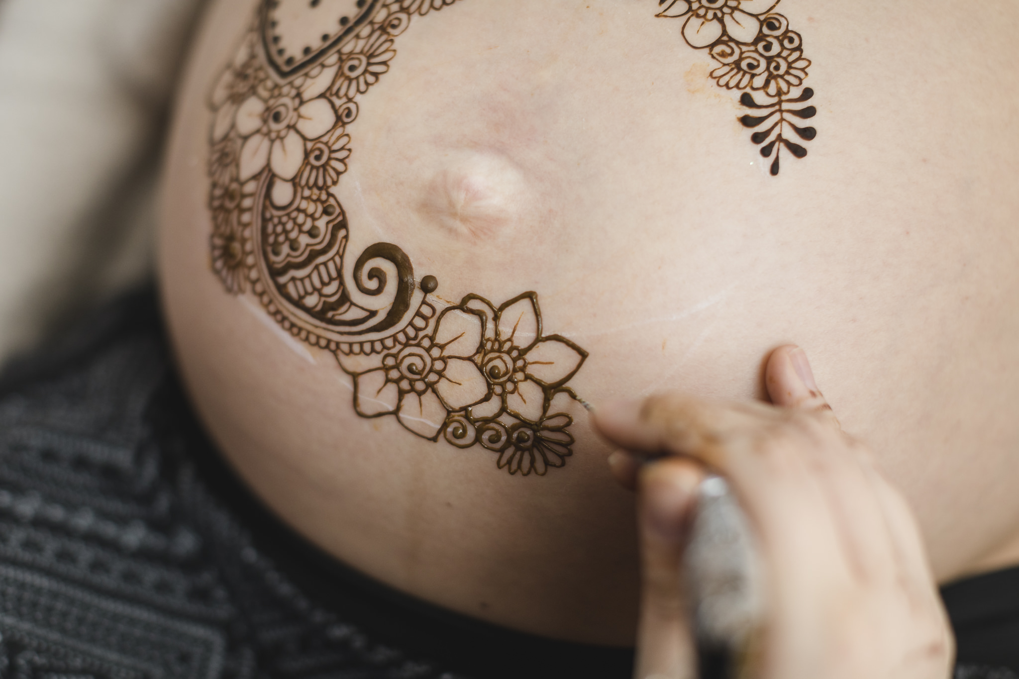 Babybauchsshooting mit Henna - Das Henna Tattoo besteht aus vielen kleinen Details