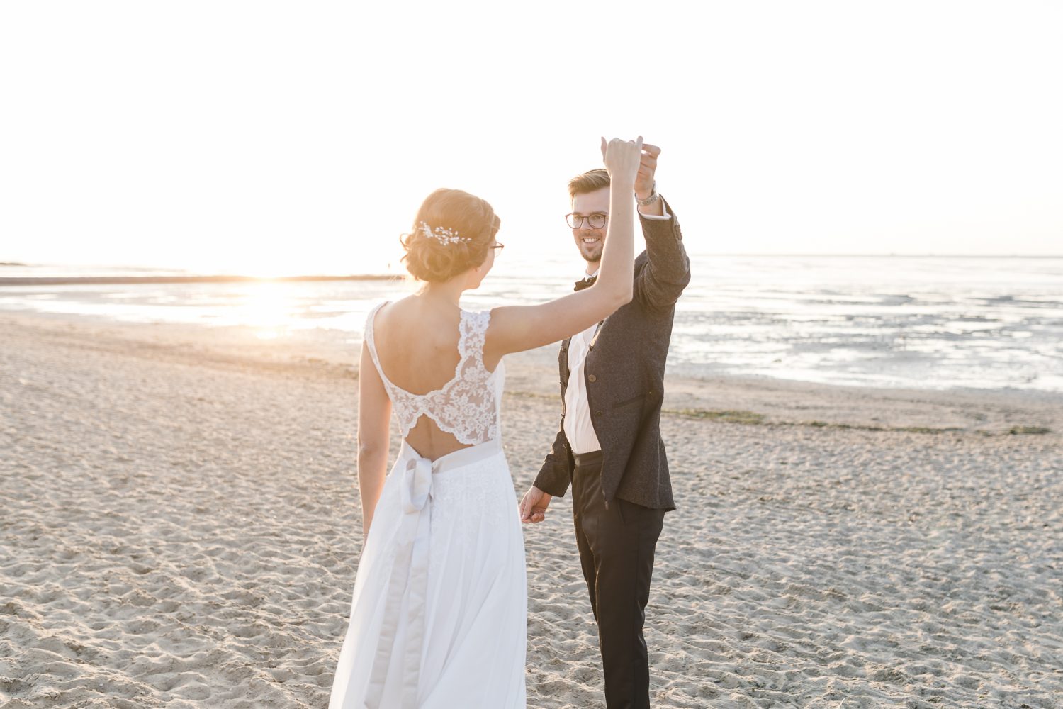 Hochzeitsfotograf Cuxhaven - Brautpaar tanzt am Strand