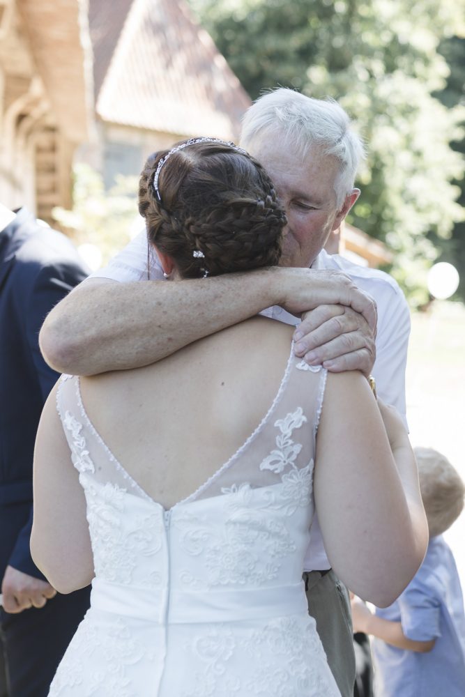die Braut wird von ihrem Opa beglückwünscht