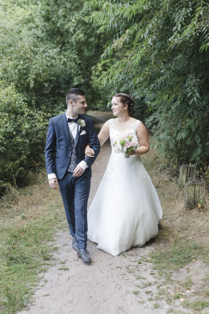 Hochzeitsfotograf Buchholz - das Brautpaar geht gemeinsam spazieren