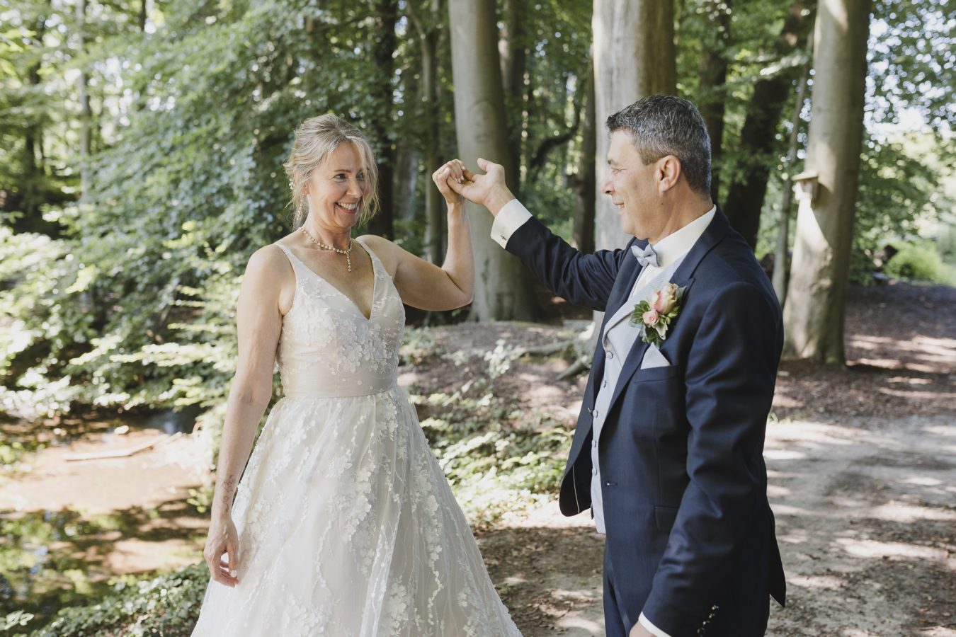 Hochzeitsfotograf Seevetal - das Brautpaar übt ein kleines Tänzchen