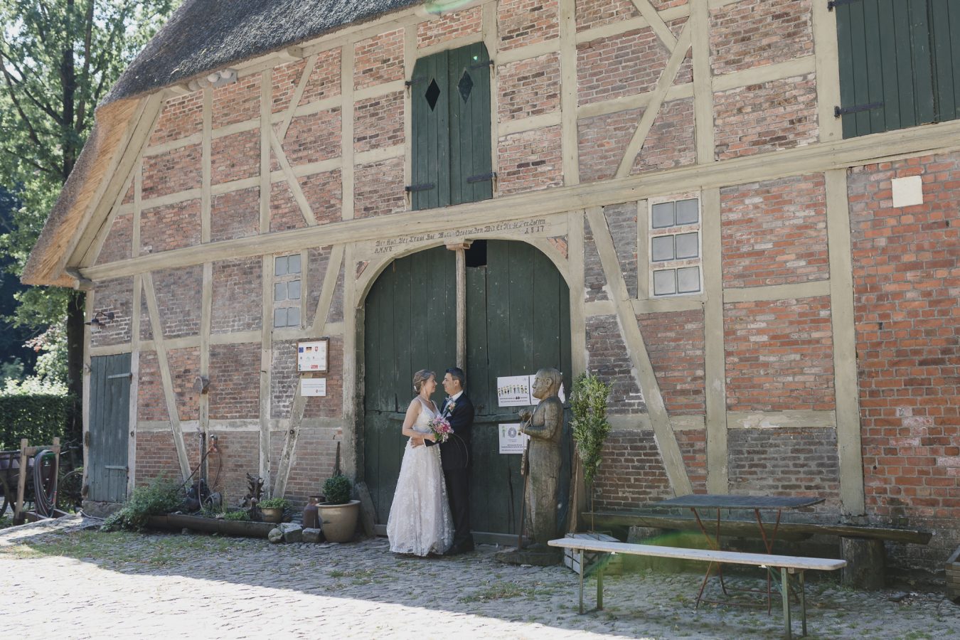 Das Brautpaar steht vor dem Standesamt in der Wassermühle Karoxbostel